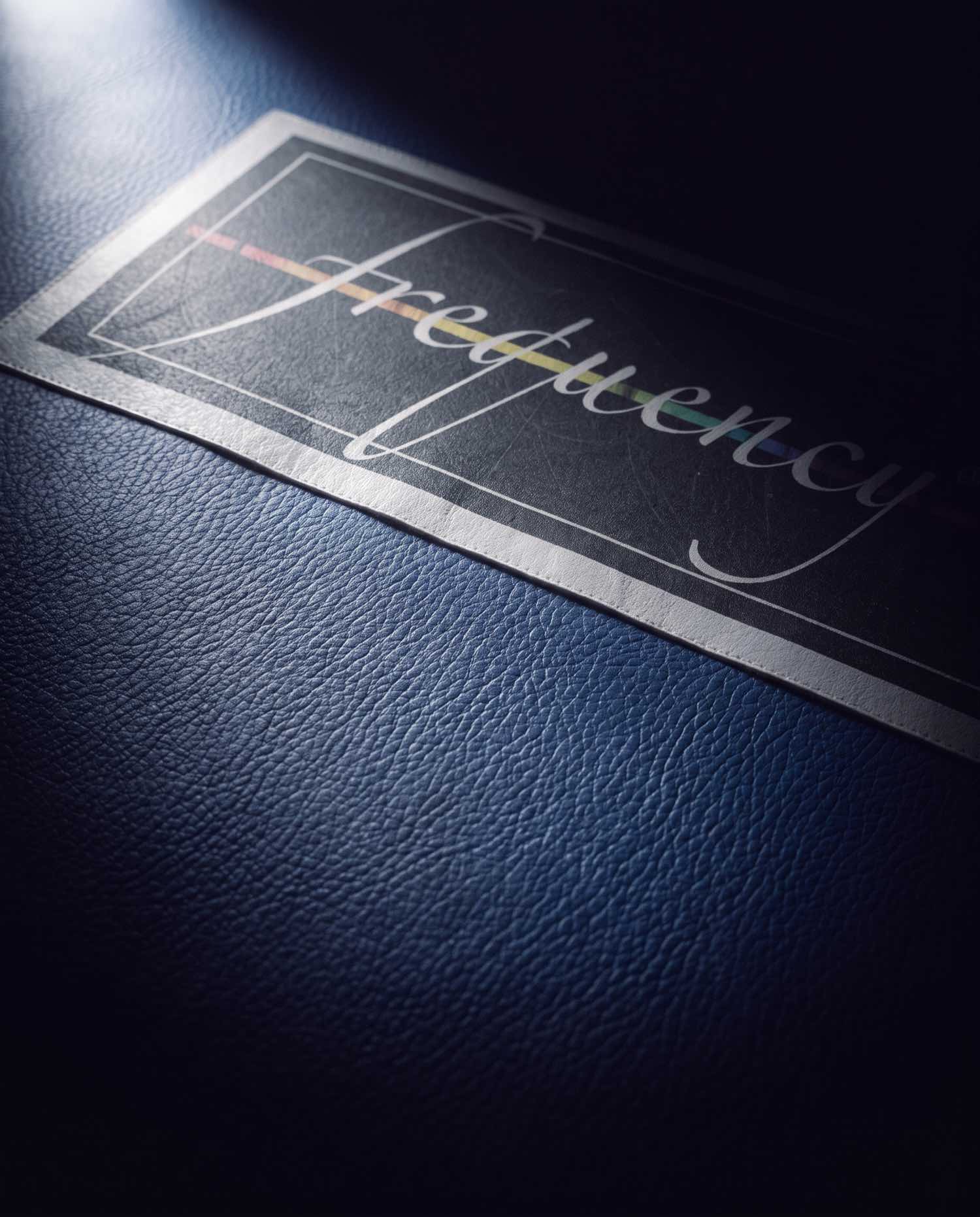 Frequency Mat osservato in camera oscura — texture in luce radente
